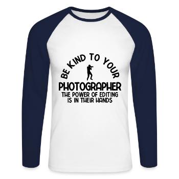 Fotografie Fotograf - Unisex Baseballshirt langarm - Weiß/Navy - Vorne - Nik (191cm)