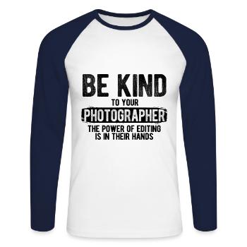 Fotografie Fotograf - Unisex Baseballshirt langarm - Weiß/Navy - Vorne - Nik (191cm)