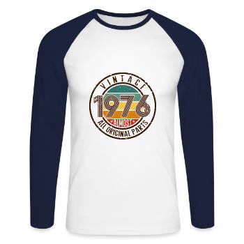 1976 - Unisex Baseballshirt langarm - Weiß/Navy - Vorne - Nik (191cm)