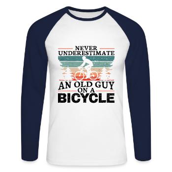 Unterschätze niemals einen alten Mann auf einem Fahrrad Männer - Unisex Baseballshirt langarm - Weiß/Navy - Vorne - Nik (191cm)