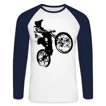 Mountainbiker, der einen Wheelie macht. - Unisex Baseballshirt langarm - Weiß/Navy - Vorne - Nik (191cm)