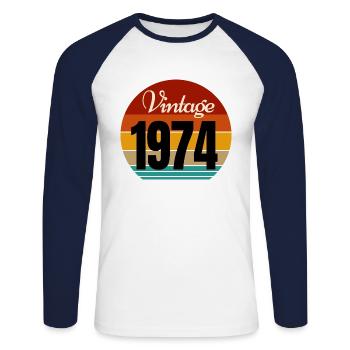 Jahrgang 1974 - Unisex Baseballshirt langarm - Weiß/Navy - Vorne - Nik (191cm)