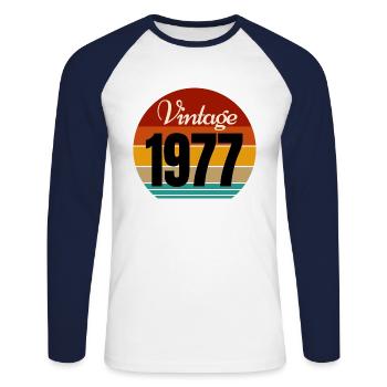 millésime 1977 - T-shirt baseball manches longues Homme - blanc/marine - Devant - Nik (191cm)