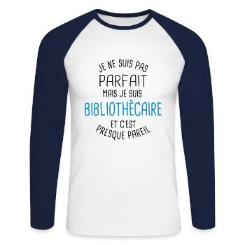 Pas parfait mais bibliothècaire - T-shirt baseball manches longues Homme - blanc/marine - Devant - Nik (191cm)