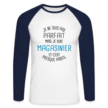 Pas parfait mais magasinier - T-shirt baseball manches longues Homme - blanc/marine - Devant - Nik (191cm)