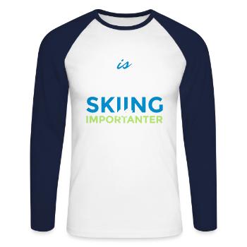 Education is important but skiing is importanter - Unisex Baseballshirt langarm - Weiß/Navy - Vorne - Nik (191cm)