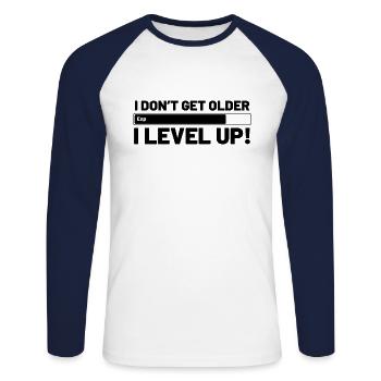 Je ne vieillis pas je monte de niveau! - l'anniversaire du joueur - T-shirt baseball manches longues Homme - blanc/marine - Devant - Nik (191cm)