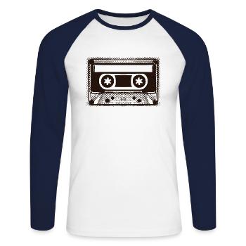 Retro Kassette Mixtape zum Beschriften - Unisex Baseballshirt langarm - Weiß/Navy - Vorne - Nik (191cm)