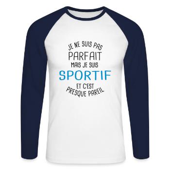 Pas parfait mais sportif - T-shirt baseball manches longues Homme - blanc/marine - Devant - Nik (191cm)