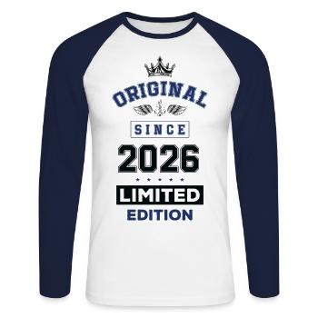 Anniversaire de l’édition limitée 2026 - T-shirt baseball manches longues Homme - blanc/marine - Devant - Nik (191cm)