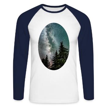 Milchstraße zwischen den Fichten im Wald - Unisex Baseballshirt langarm - Weiß/Navy - Vorne - Nik (191cm)