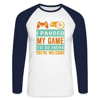 J'ai mis mon jeu en pause pour être ici - T-shirt baseball manches longues Homme - blanc/marine - Devant - Nik (191cm)
