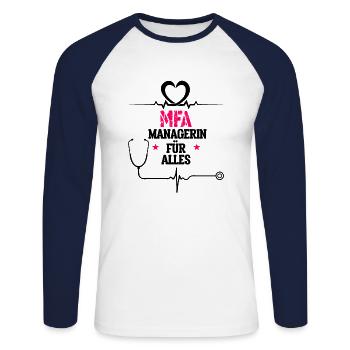 MFA-Managerin für alles - Unisex Baseballshirt langarm - Weiß/Navy - Vorne - Nik (191cm)
