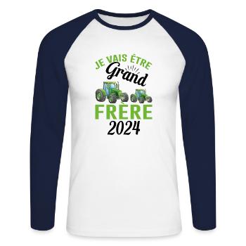 Je Vais Être Grand Frère 2024 - T-shirt baseball manches longues Homme - blanc/marine - Devant - Nik (191cm)