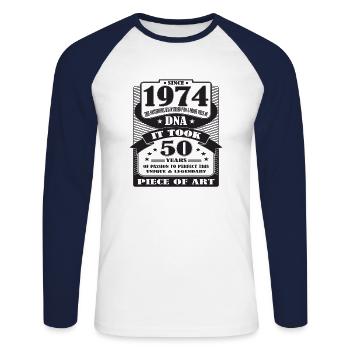 50 ans, 50e anniversaire, 1974, il a fallu 50 ans - T-shirt baseball manches longues Homme - blanc/marine - Devant - Nik (191cm)
