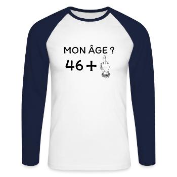 mon âge 47 - T-shirt baseball manches longues Homme - blanc/marine - Devant - Nik (191cm)