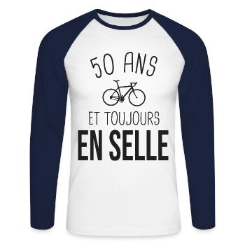 50 ans en selle cadeau drole pour cycliste vélo - T-shirt baseball manches longues Homme - blanc/marine - Devant - Nik (191cm)