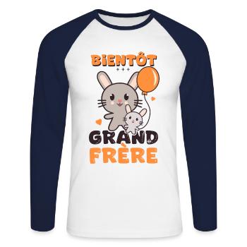 bientot grand frère - T-shirt baseball manches longues Homme - blanc/marine - Devant - Nik (191cm)