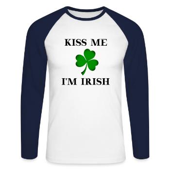 St Patrick's Day Geschenkidee Kiss me I'm Irish - Unisex Baseballshirt langarm - Weiß/Navy - Vorne - Nik (191cm)