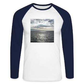 Sur la mer - horizon sans fin - photo - T-shirt baseball manches longues Homme - blanc/marine - Devant - Nik (191cm)