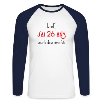 bref j'ai un 26 ans pour la deuxième fois - T-shirt baseball manches longues Homme - blanc/marine - Devant - Nik (191cm)