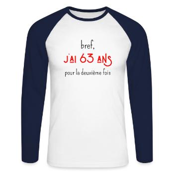bref j'ai un 63 ans pour la deuxième fois - T-shirt baseball manches longues Homme - blanc/marine - Devant - Nik (191cm)