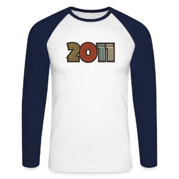 2011 Retro Jahrgang - Unisex Baseballshirt langarm - Weiß/Navy - Vorne - Nik (191cm)