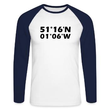 Basingstoke Koordinaten - Unisex Baseballshirt langarm - Weiß/Navy - Vorne - Nik (191cm)