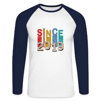 Since 2019 retro - T-shirt baseball manches longues Homme - blanc/marine - Devant - Nik (191cm)