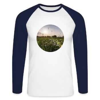 Landschaft mit Blumen im Sonnenlicht - Unisex Baseballshirt langarm - Weiß/Navy - Vorne - Nik (191cm)