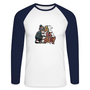 Busy Monkey: Ein kleiner Toilettenhumor - Unisex Baseballshirt langarm - Weiß/Navy - Vorne - Nik (191cm)