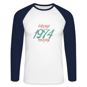 Jahrgang Ausgabe 1974 - Unisex Baseballshirt langarm - Weiß/Navy - Vorne - Nik (191cm)