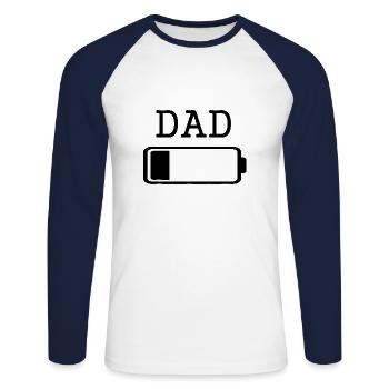 DAD Low Battery Energy T-Shirt BLACK LABELED - Unisex Baseballshirt langarm - Weiß/Navy - Vorne - Nik (191cm)
