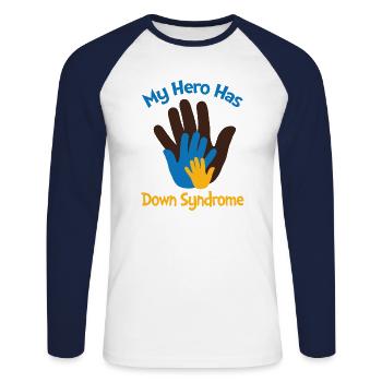 Mein Held hat Down-Syndrom - Unisex Baseballshirt langarm - Weiß/Navy - Vorne - Nik (191cm)