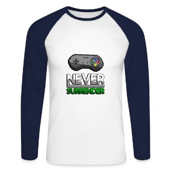NEVER SURRENDER (Grün) + SNES Controller - Gaming - Unisex Baseballshirt langarm - Weiß/Navy - Vorne - Nik (191cm)