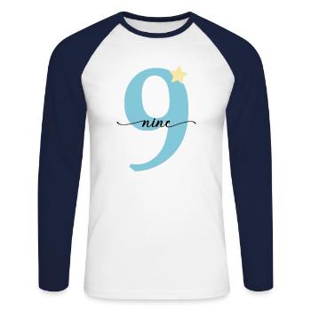 9e anniversaire, neuf ans - T-shirt baseball manches longues Homme - blanc/marine - Devant - Nik (191cm)
