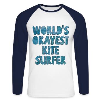 world's okayest kite surfer dunkelblau - Unisex Baseballshirt langarm - Weiß/Navy - Vorne - Nik (191cm)