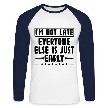 Je ne suis pas en retard tout le monde n’est que sarcasme précoce - T-shirt baseball manches longues Homme - blanc/marine - Devant - Nik (191cm)