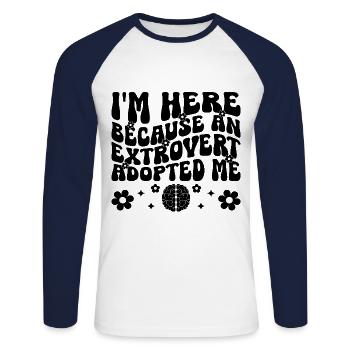 Ich bin hier, weil ein Extrovertierter mich adoptiert hat Sprüche - Unisex Baseballshirt langarm - Weiß/Navy - Vorne - Nik (191cm)