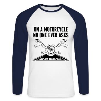 On A Motorcycle No One Ever Asks Motorcyclist Moto - Unisex Baseballshirt langarm - Weiß/Navy - Vorne - Nik (191cm)