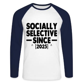 Socialement sélectif depuis 2025 Dictons - T-shirt baseball manches longues Homme - blanc/marine - Devant - Nik (191cm)