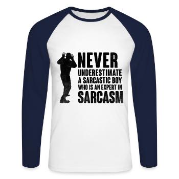 Unterschätze niemals einen sarkastischen Jungen-Sarkasmus - Unisex Baseballshirt langarm - Weiß/Navy - Vorne - Nik (191cm)