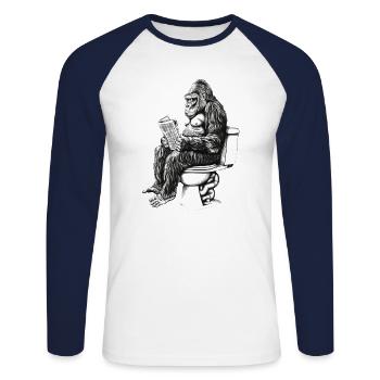 Gorilla genießt die Lektüre auf Toilette - Unisex Baseballshirt langarm - Weiß/Navy - Vorne - Nik (191cm)