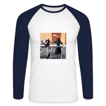 Fühlst du dieses leichte Stechen in der Brust? - Unisex Baseballshirt langarm - Weiß/Navy - Vorne - Nik (191cm)