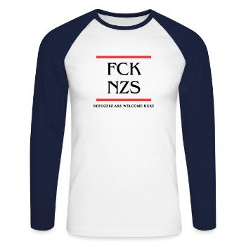 FCK NZS - LES RÉFUGIÉS SONT LES BIENVENUS ICI - T-shirt baseball manches longues Homme - blanc/marine - Devant - Nik (191cm)