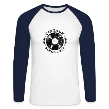 1974 Vintage Musik - Unisex Baseballshirt langarm - Weiß/Navy - Vorne - Nik (191cm)