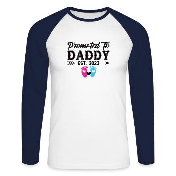 Vater 2023 - Papa 2023 - Papa werden Schwanger - Unisex Baseballshirt langarm - Weiß/Navy - Vorne - Nik (191cm)