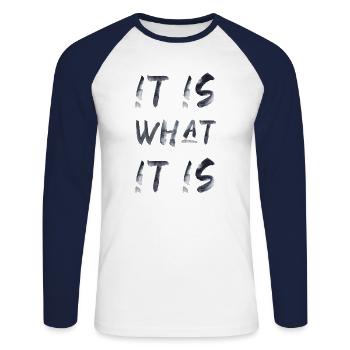 it is what it is lustiger Spruch Englisch - Unisex Baseballshirt langarm - Weiß/Navy - Vorne - Nik (191cm)