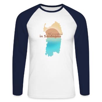 Non C’è Problema in Sardegna - Unisex Baseballshirt langarm - Weiß/Navy - Vorne - Nik (191cm)