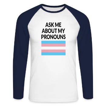 Frag mich nach meinen Pronomen Trans Pride Flag - Unisex Baseballshirt langarm - Weiß/Navy - Vorne - Nik (191cm)